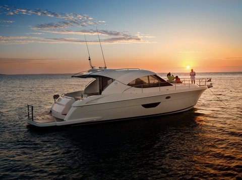 Riviera 4400 Sport Yacht