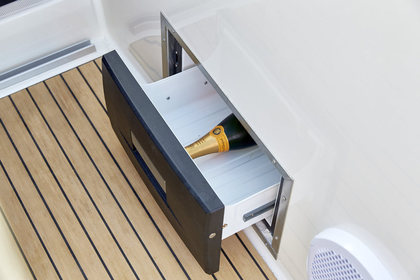 Quicksilver Activ 875 Sundeck photo 16