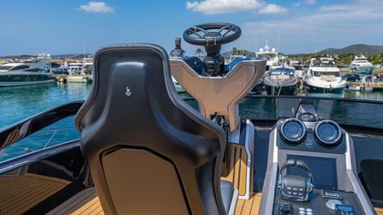 Sunseeker 65 Sport Yacht photo 11