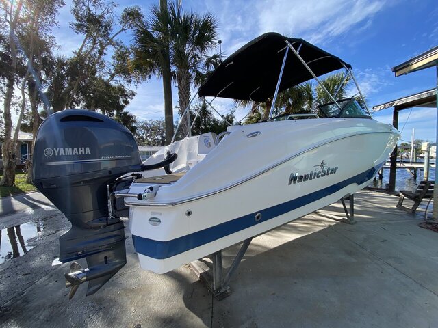 2022 NauticStar 223 DC