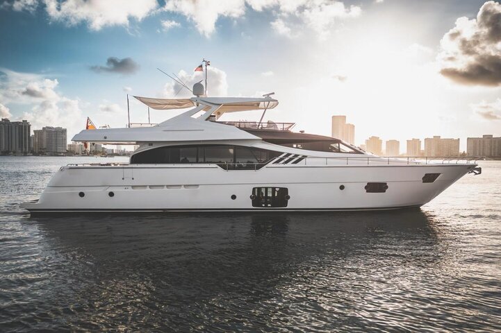 Ferretti Yachts 870