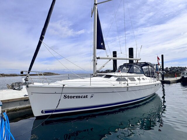 Hunter 41 Deck Salon