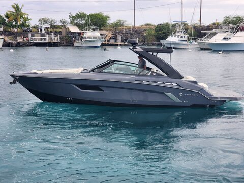 Cruisers Yachts 338 South Beach Edition