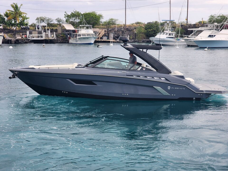 2022 Cruisers Yachts 338 South Beach Edition photo 1