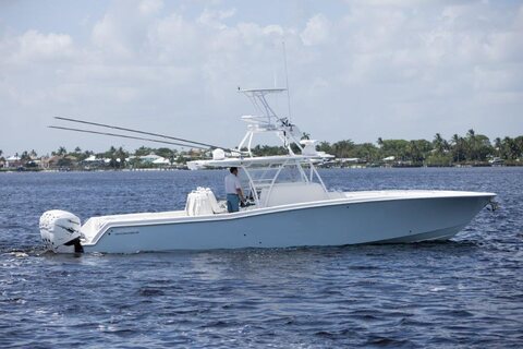 2019 Invincible 42' Center Cabin