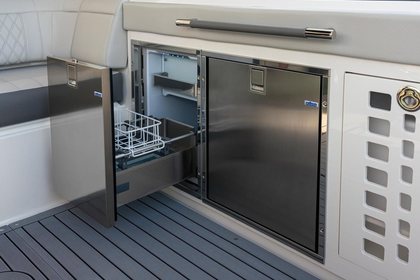 Sea Ray SLX 400 Outboard photo 3