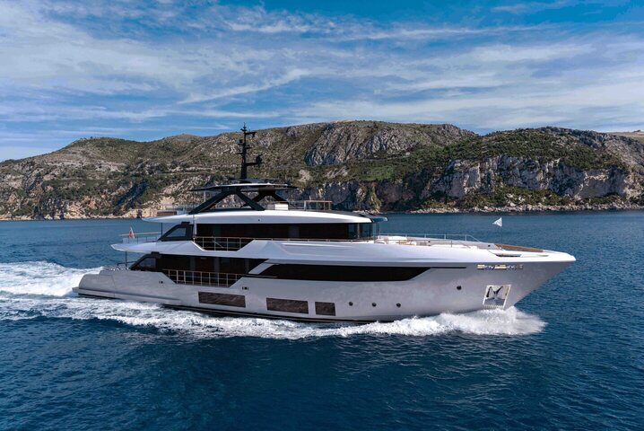 Custom Line Navetta 38