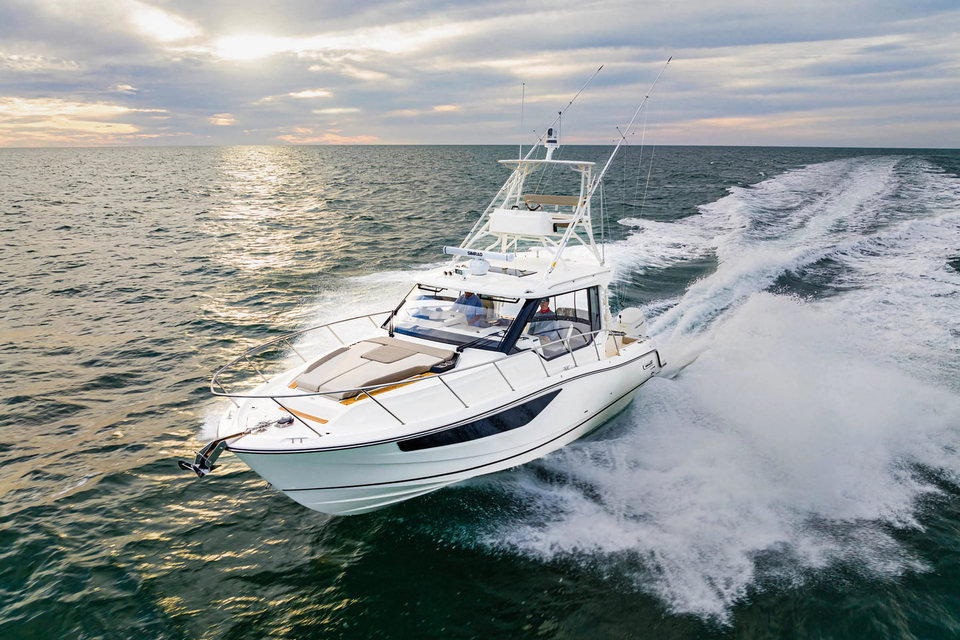 Boston Whaler 365 Conquest photo 1