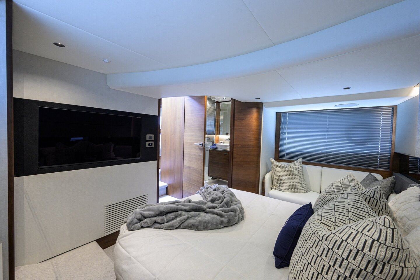 2024 Princess V50 "Crown" photo 47